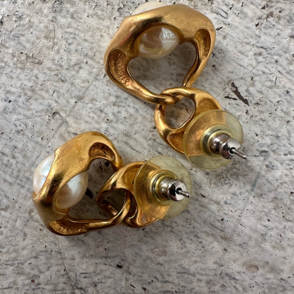 Vintage 80s Gold Tone Interlocking Faux Pearl Earrings Luxe Look - Picture 6 of 6